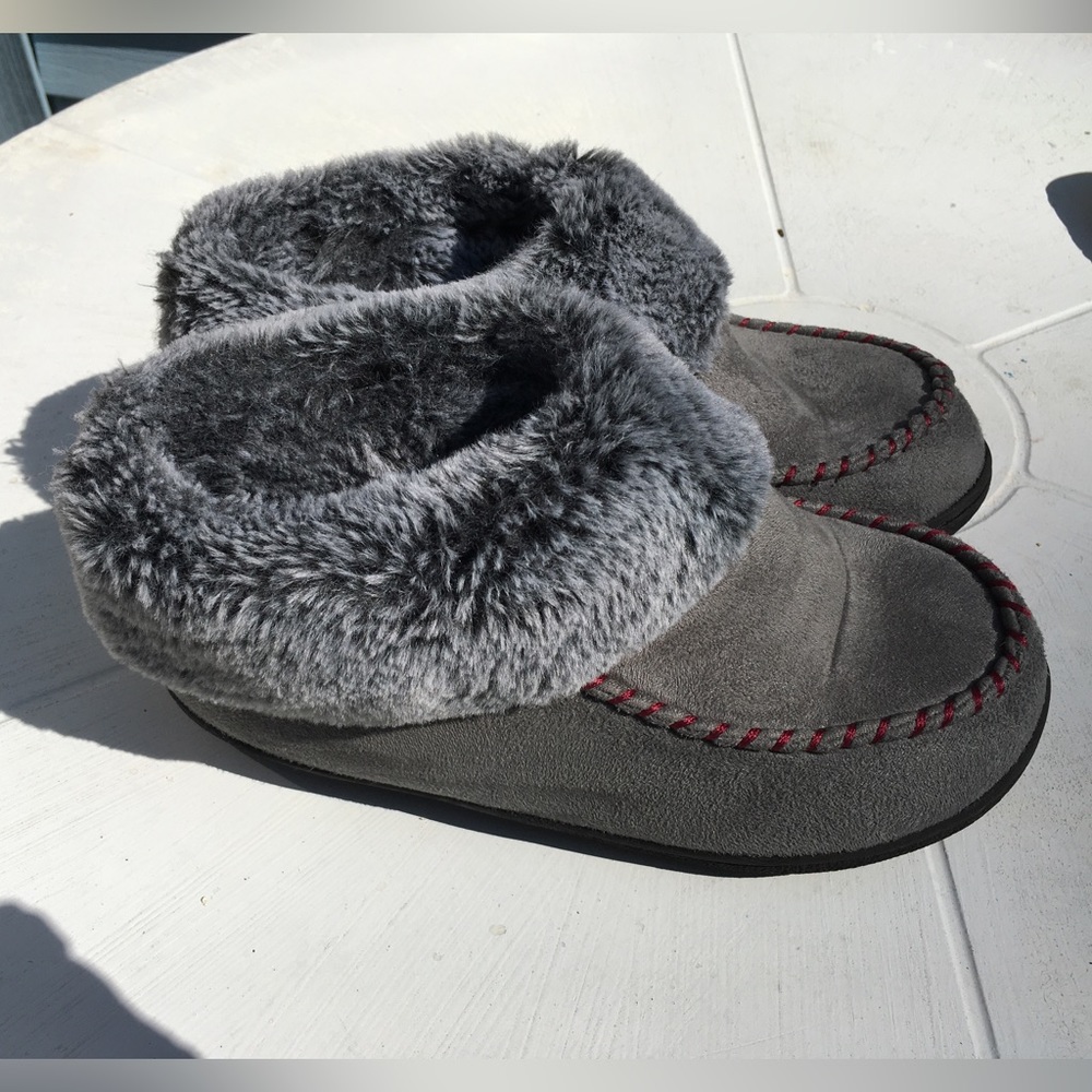 VONMAY gray microsuede booties w/memory foam insole. Lined w/soft faux plush fur
